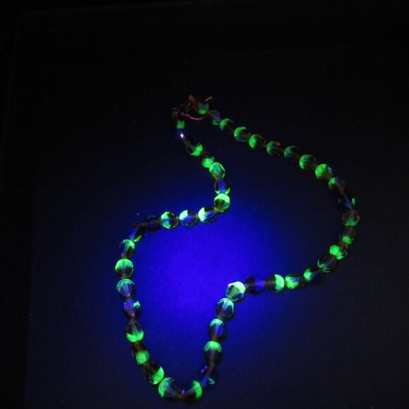 Uranium glass bead necklace with copper toggle - Picture 9 of 9
